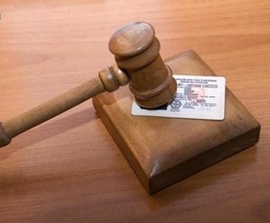 Госавтоинспекция напоминает водителям об их обязанности сдать водительское удостоверение в ГИБДД после лишения права управления.