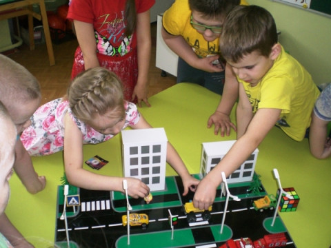 Юные удомельцы с помощью конструирования повторили правила безопасного поведения на дороге.