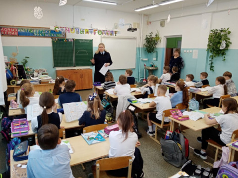 Сотрудники Госавтоинспекции проводят профилактические беседы «Безопасная дорога» с учащимися образовательных организаций