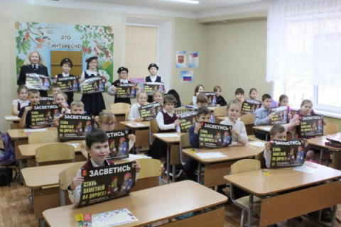 В Удомле автоинспектор с отрядом ЮИД провели праздничное мероприятие в УНОШ «Садко», посвященное Всемирному дню ребенка