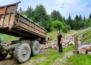 Добрый проект &laquo;Росэнергоатома&raquo; подарил 10 кубометров дров отцу-одиночке из нашего округа.