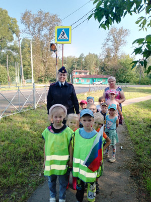 Сотрудники Госавтоинспекции провели с дошкольниками пешеходную экскурсию