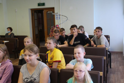 Сотрудники ГИБДД провели для  воспитанников Удомельского детского дома  занятие по правилам дорожного движения.