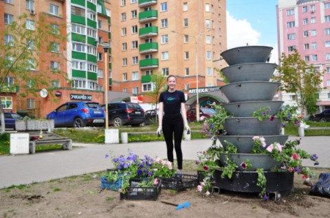 26 мая 2020 года подрядная организация ООО &laquo;Альтернатива&raquo; приступила к оформлению клумб на центральной улице города