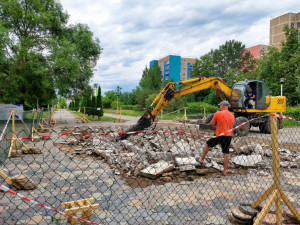 В Удомле продолжаются работы по реконструкции фонтана