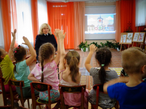 С малышами в Удомле провели занятия по Правилам дорожного движения «Азбука юного пешехода».