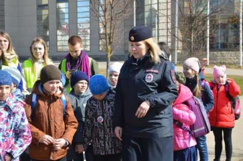 Сотрудники ГИБДД и волонтеры провели акцию &laquo;Безопасный маршрут школьника&raquo;.