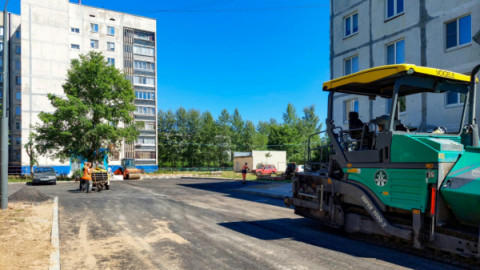 Продолжается благоустройство дворовой территории жилого дома по адресу пр-т Курчатова 10б