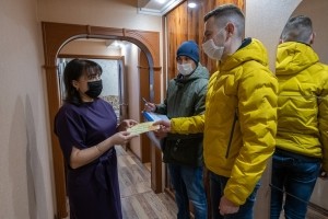 Молодые атомщики вручают сертификаты многодетным семьям