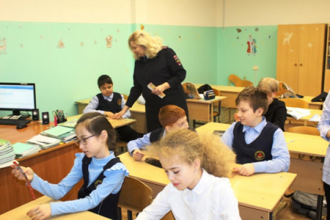 Сотрудники удомельской Госавтоинспекции разъяснили «Дорожные правила пешехода» учащимся удомельской гимназии №3