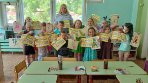 В Удомле сотрудники Госавтоинспекции провели для воспитанников детского сада творческое занятие &laquo;Мамам папам на заметку &ndash; пристегни ребенка крепко!&raquo;