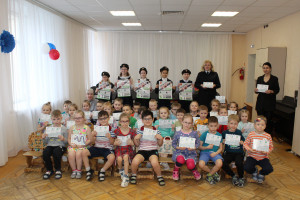 Сотрудники Госавтоинспекции совместно с отрядом ЮИД провели мероприятие  &laquo;Школа безопасной дороги&raquo; для малышей из детского сада