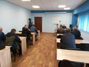 Сотрудники Госавтоинспекции проводят профилактические беседы с водителями школьных автобусов