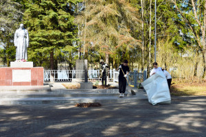 Сотрудники Калининской АЭС провели субботники в подшефных садах и школах