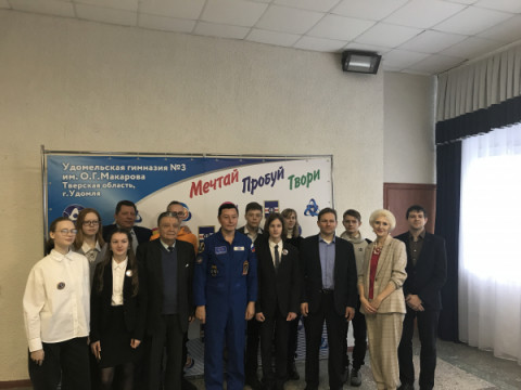 20 января возле бюста нашего земляка летчика-космонавта О.Г. Макарова состоялось возложение цветов