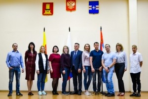 Удомельских волонтеров, помогавших пожилым людям в период пандемии коронавируса, наградили памятными медалями Президента России