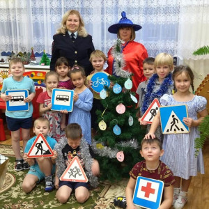 В Удомле автоинспекторы и воспитатели  в детском саду провели  мероприятие &laquo;Незнайка в гостях у малышей&raquo;