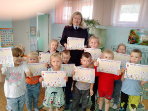 Сотрудники Госавтоинспекции Удомли провели в дошкольном учреждении занятие на тему &laquo;Азбука дорожной безопасности&raquo;