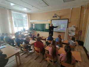 Сотрудники Удомельской Госавтоинспекции совместно с представителями автошколы ДОСААФ и волонтерами провели мероприятия по соблюдению Правил дорожного движения.