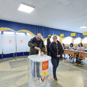 Жители голосуют на избирательном участке в школе №1 им. А.С. Попова