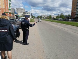 Сотрудники  удомельской ГИБДД поздравили маленьких пассажиров и родителей с Днём защиты детей.