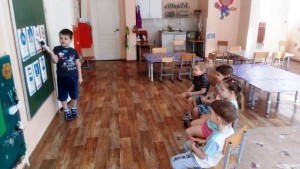 Малыши детского сада Удомли в игровой форме повторяют Правила дорожного движения