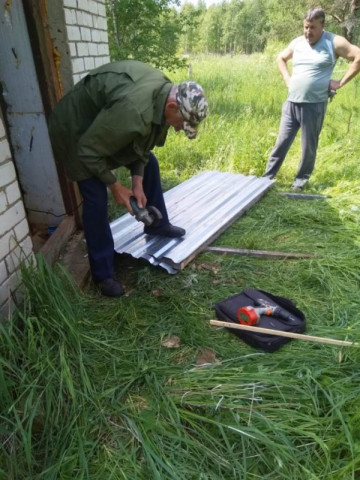 Произведены ремонт и установка двери на водокачке в деревне Тараки