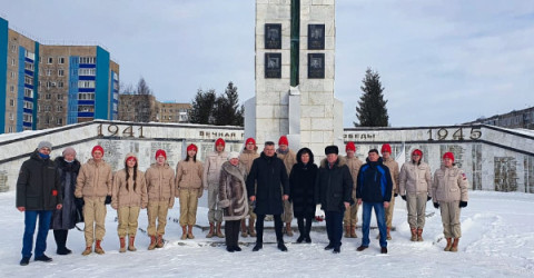 23 февраля 2021 года в День защитника Отечества Глава Удомельского городского округа совместно с  Председателем Удомельской городской Думы возложили цветы и памятные венки к обелиску Победу, а также к воинскому захоронению в парке Победы