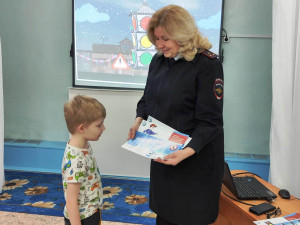 В Удомельском детском саду &laquo;Буратино&raquo; прошло тематическое мероприятие &laquo;Соблюдая ПДД &ndash; не окажешься в беде&raquo;