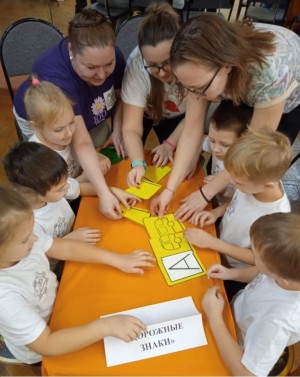 Воспитанники детского сада «Улыбка» города Удомля участвовали в игровой викторине  «Школа безопасности  дорожного движения».