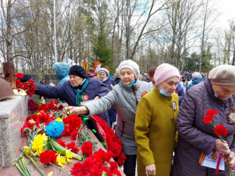 Одной из важнейших традиций Великого Дня Победы является возложение цветов к воинскому захоронению в парке Победы и у Обелиска Победы в центре Удомли