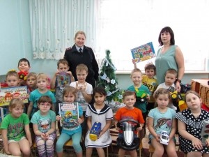 Елочные игрушки в виде дорожных знаков и волшебных автомобилей и гирлянд изготовили малыши из детского сада совместно с автоинспекторами.