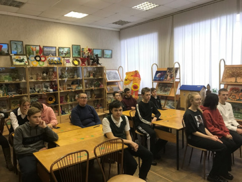 16 ноября в Центральной библиотеке им. Н.А. Зворыкина для учащихся 9 классов УСОШ №1 им. А.С. Попова прошел тематический час общения "В слове - Мы - сто тысяч Я", посвященный Дню толерантности.