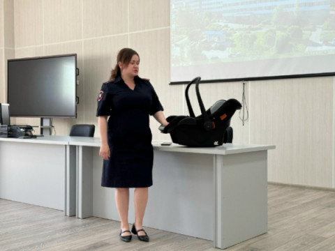 Занятие-тренинг с будущими мамами по безопасной перевозке детей в салоне автомобиля