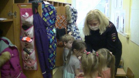 В Удомельском детском саду &laquo;Сказка&raquo; прошла встреча с инспектором по пропаганде БДД.