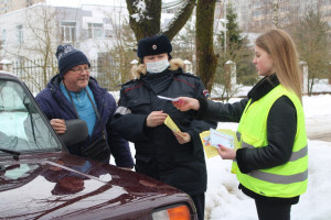 В преддверии праздника в Удомле прошла поздравительная акция &laquo;Письмо водителю и пешеходу&raquo;